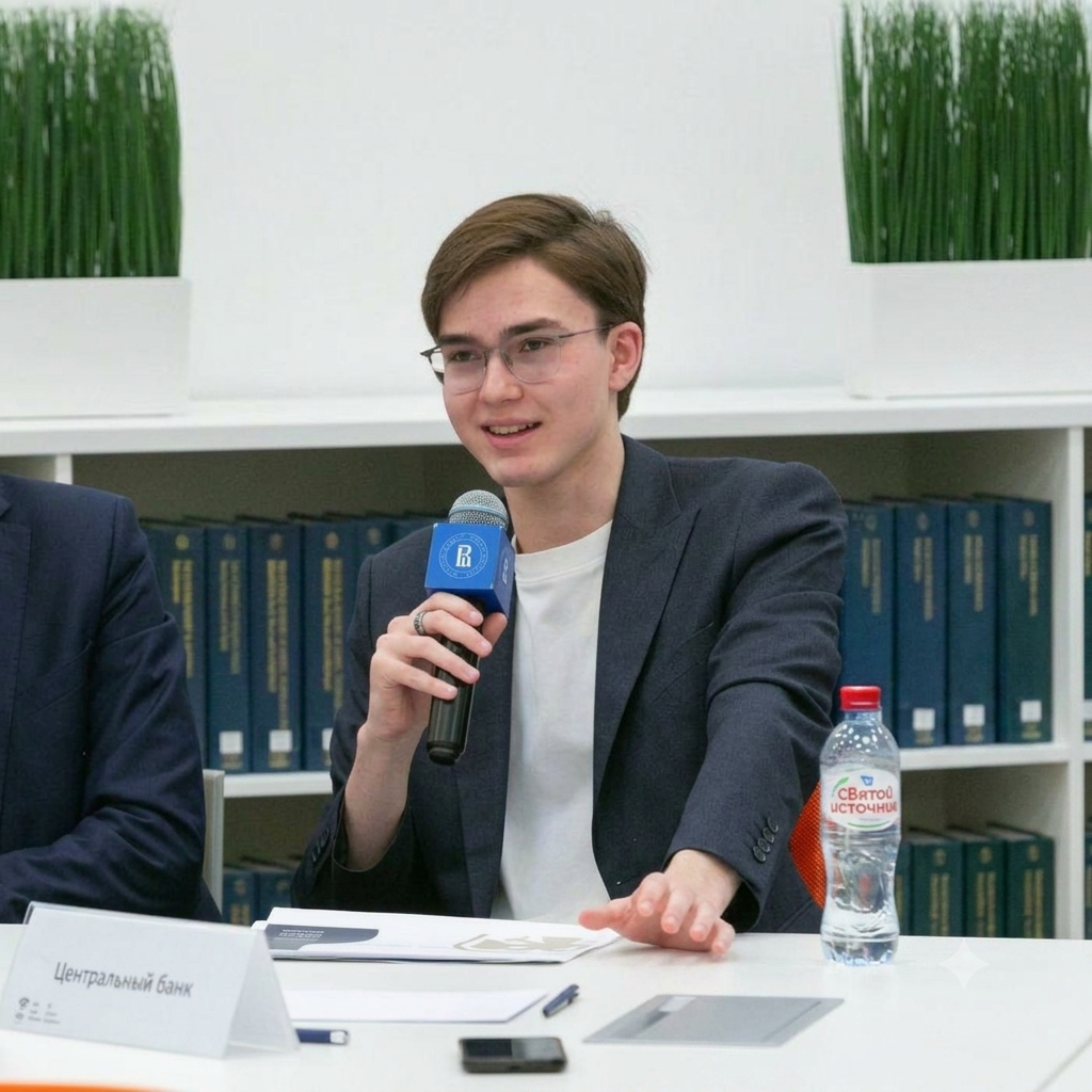 Mikhail Nedosekin speaking at the HSE University and Bank of Russia joint course